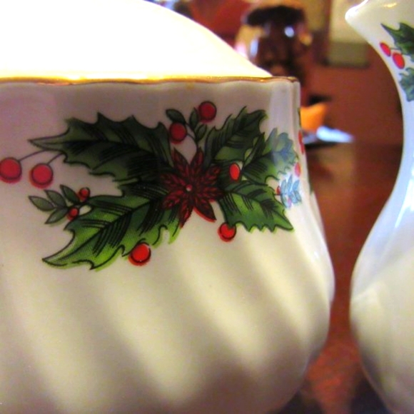 🎄 Vintage Christmas Holly Berries 24K Gold Trim Sugar & Creamer Set - Picture 5 of 16